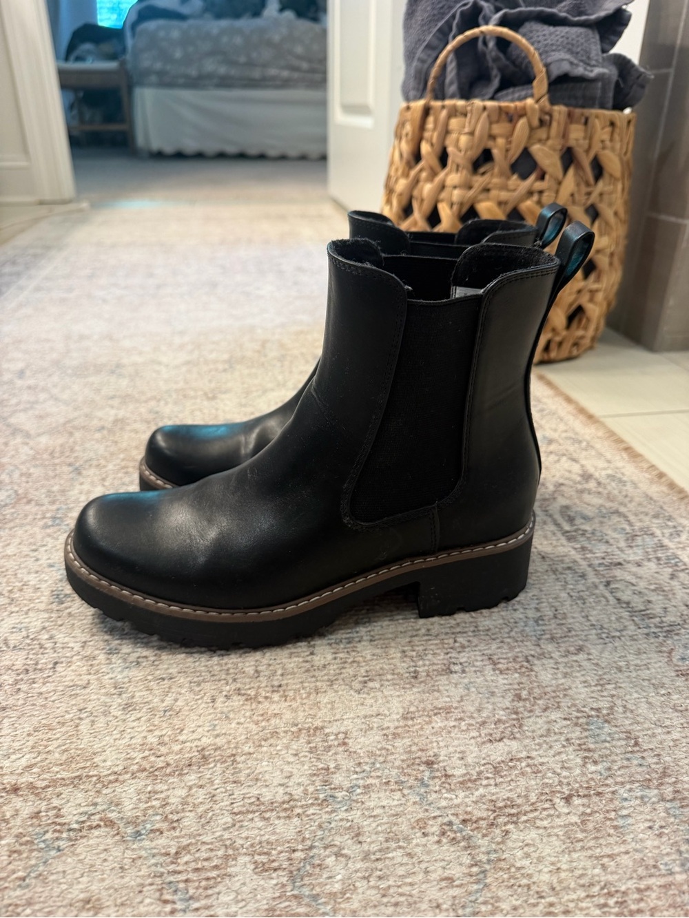 Universal Thread Black Chelsea Ankle Booties